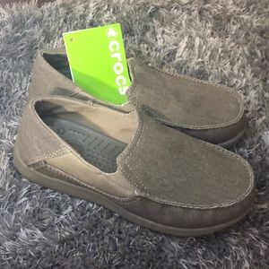 BRAND NEW juniors khaki crocs